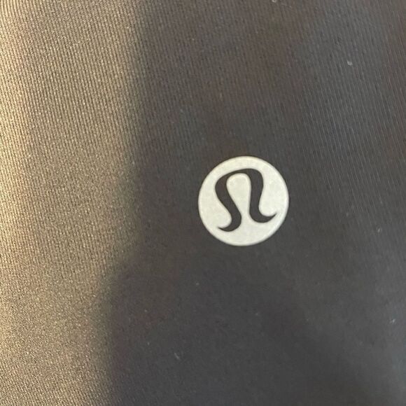 Lululemon Cropped Leggings w/Mesh Inserts 6 - Picture 6 of 8